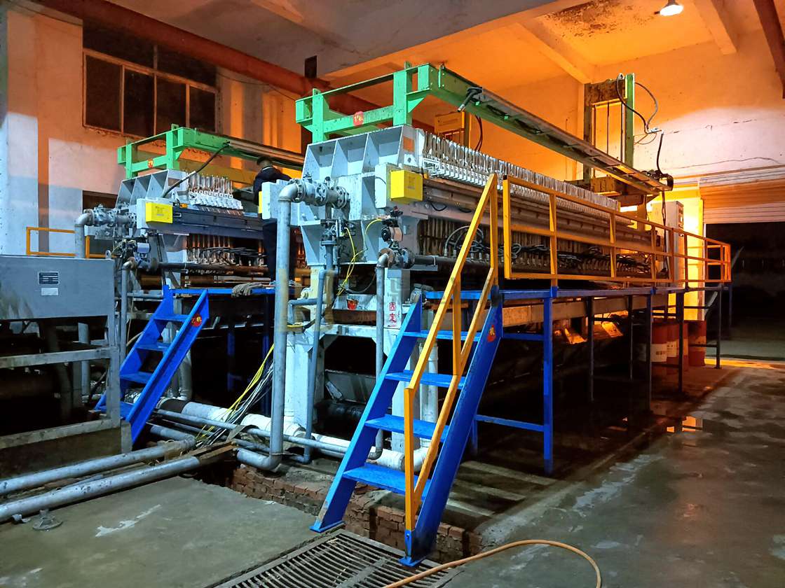 四川宣漢縣某污水處理廠現場，使用250平方全自動水沖洗隔膜壓濾機2臺 (2).jpg