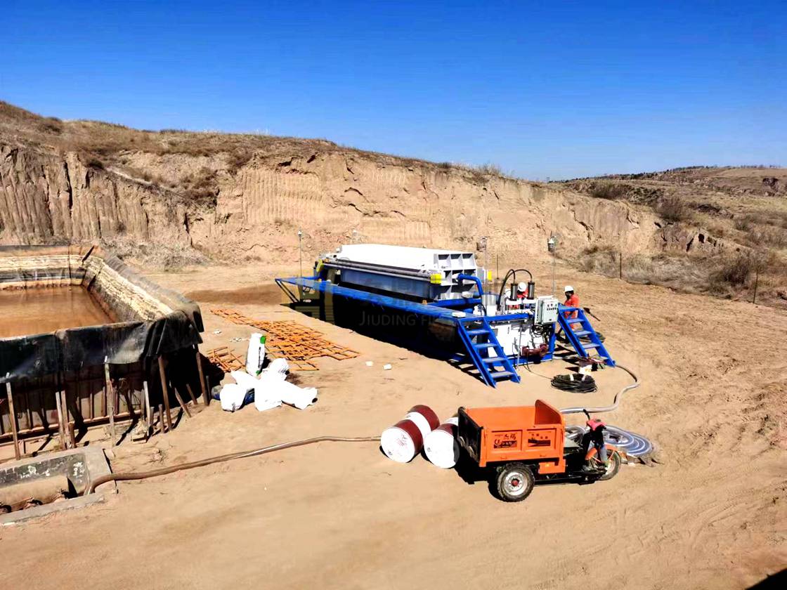 陜西榆林油田鉆井泥漿現場，使用250平方泥漿不落地壓濾機一臺 (2).jpg